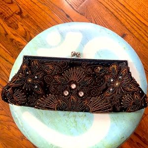 Bisou Bisou beaded clutch 👛